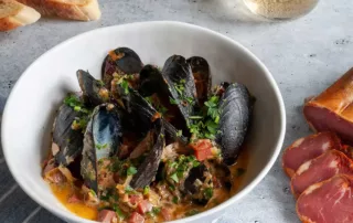 The Kitchen Doesn't Bite Mussels With Iberico Loin in Albariño Sauce 1